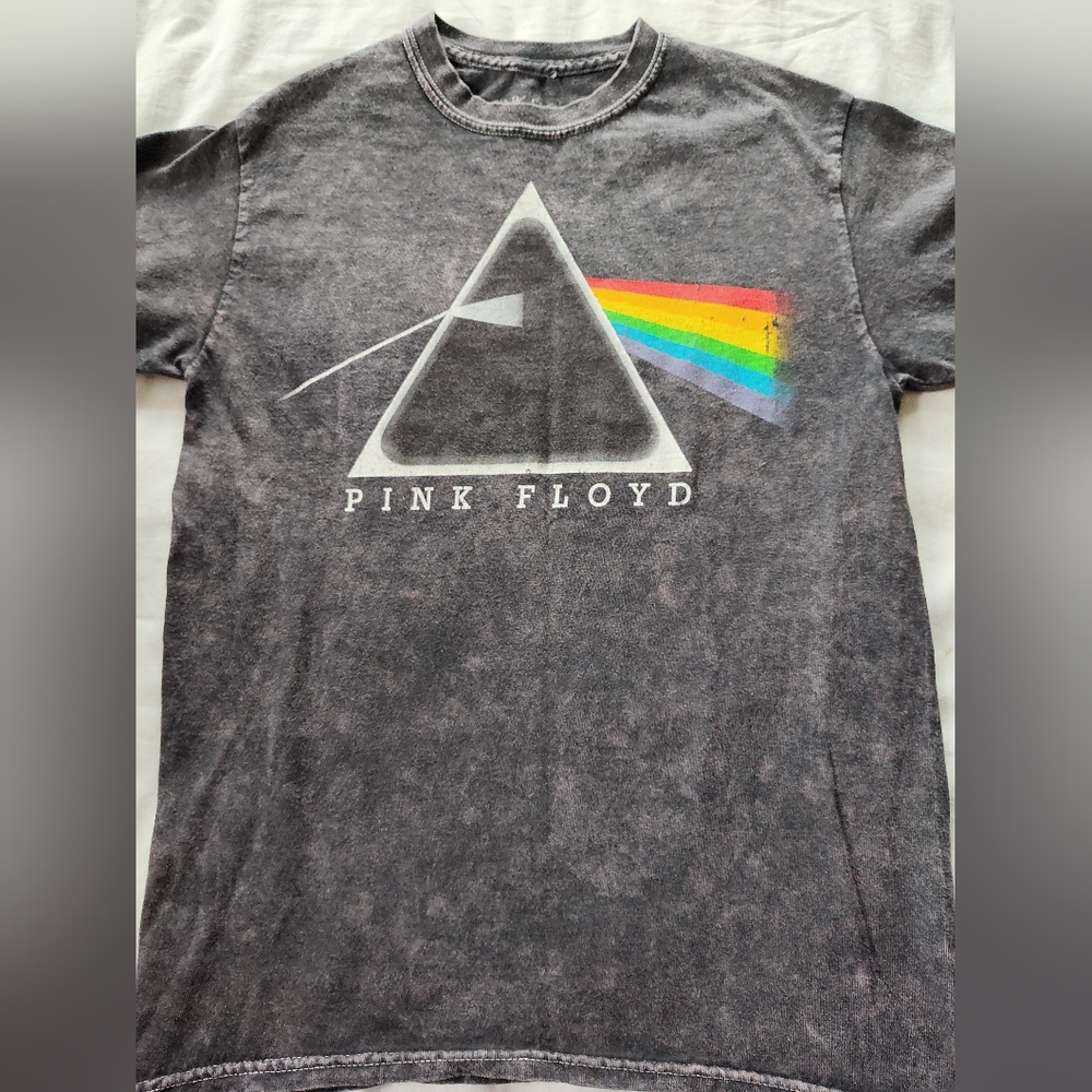 PINK FLOYD Distressed Graphic T-Shirt. Size Small. Short Sleeves.
